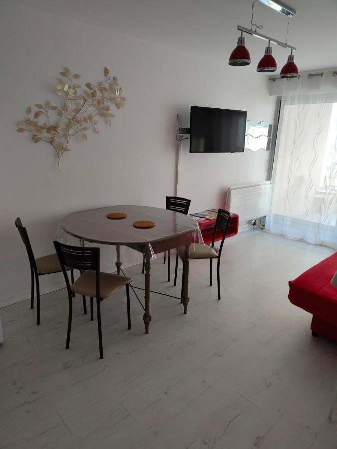 Appartement 2 Pieces Avec Une Grande Terrasse, 3 Etoiles, Wifi, Box Pour Vehicule Et Velos Les Sables-d'Olonne Exterior photo